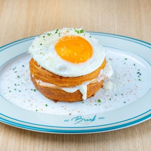 Croque Madame in croissant