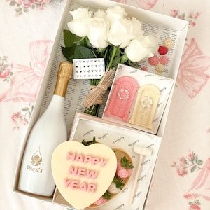 Exclusive Package White Heart with De Pearl Bottle "Customize the words"