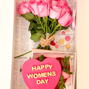Exclusive Package Pink Heart Shape "Happy Women's Day"