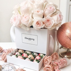 Premium White Blush Garden Roses Box