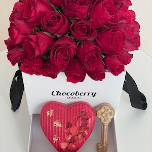 Premium Blush Red Garden Roses Box with Key to my Heart "Valentine"