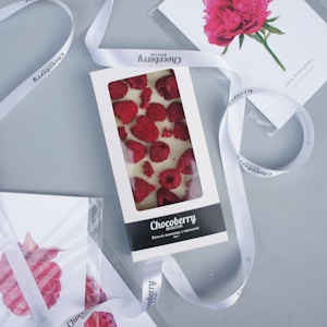 White Chocolate Bar with Dry Raspberries