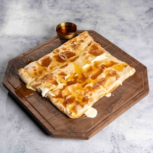 Large Feteer W Kraft & Honey فطيرة كبيرة بالجبن الكرافت و العسل