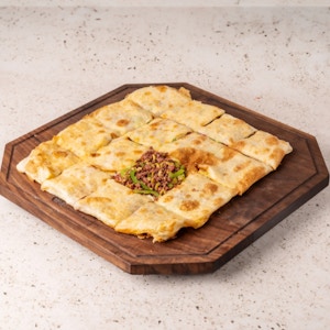 Large Feteer W Minced Meat فطيرة كبيرة باللحم المفروم