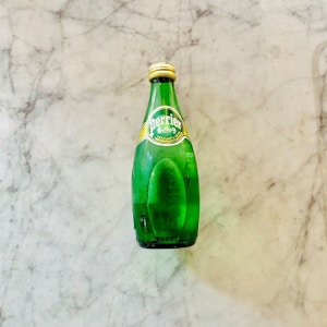 Drink Perrier Sparkling Water Medium 330 Ml ( مياه غازيه بيرييه وسط )