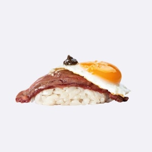 Nigiri de Solomillo de ternera al soplete con huevo de codorniz