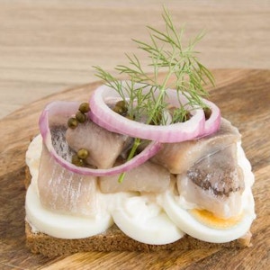 Skipper Onion, Herring filled served on egg
